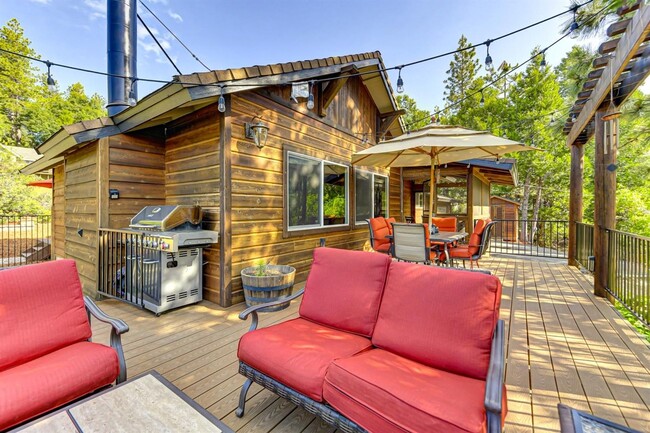 Building Photo - 2 Bedroom Home Tucked away in the Sierras