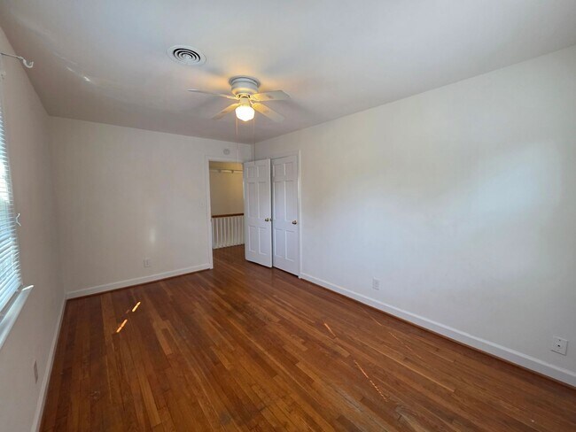 Building Photo - Larchmont