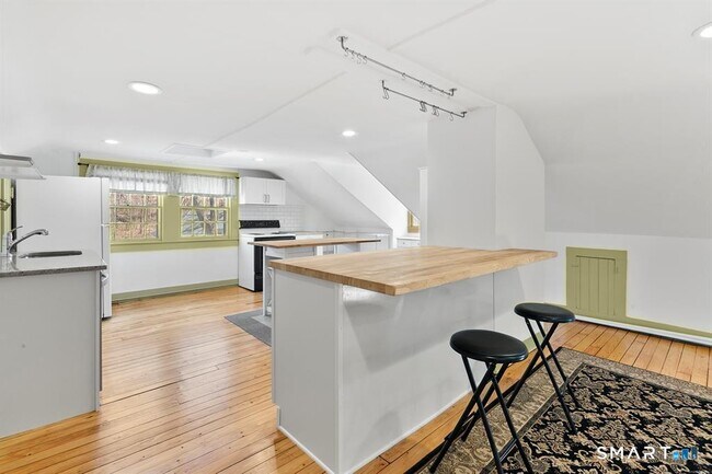 Building Photo - 185 Main St