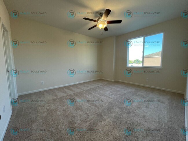 Building Photo - Luxury and Convenience Fully Equipped 3-Bedroom 2.5 Bathroom 2 Car Garage Townhome in Carson City