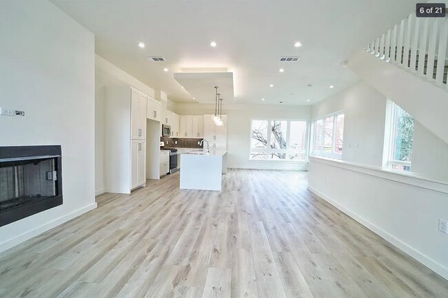 Building Photo - 313 College Ave