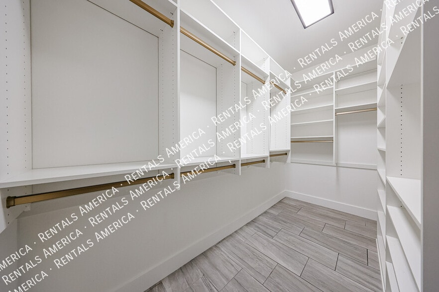 Building Photo - 7855 W Rock Springs Dr