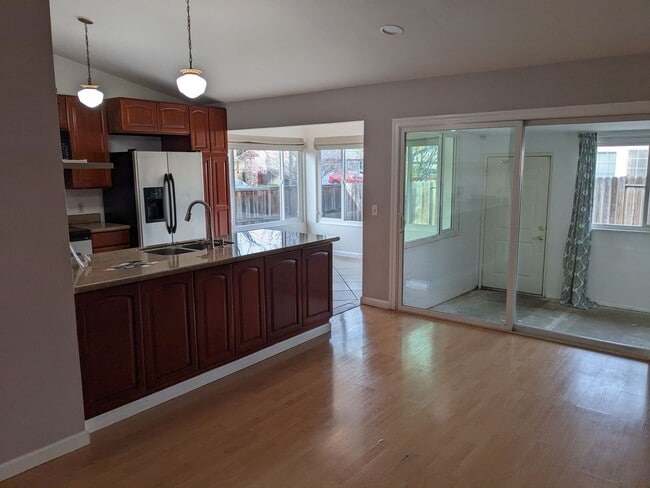 Building Photo - 908 Labrador Way