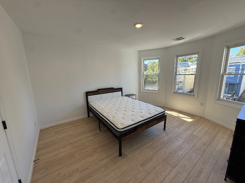 Building Photo - 32 Palm St