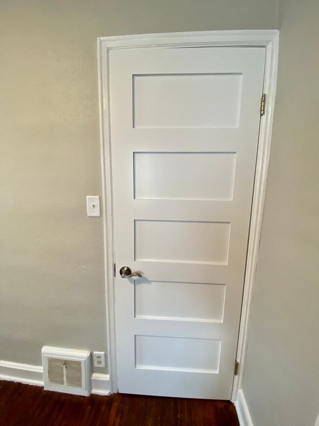 Building Photo - Charming 3 bed 1 bath House with Tons of Updates and Private Backyard!