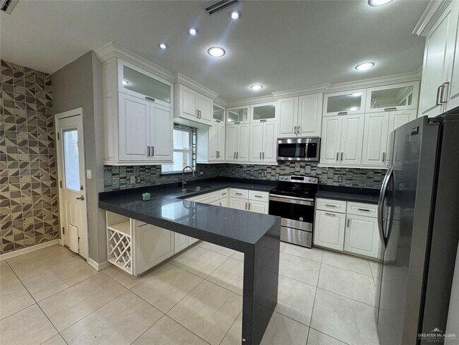 Building Photo - 2316 Corales St