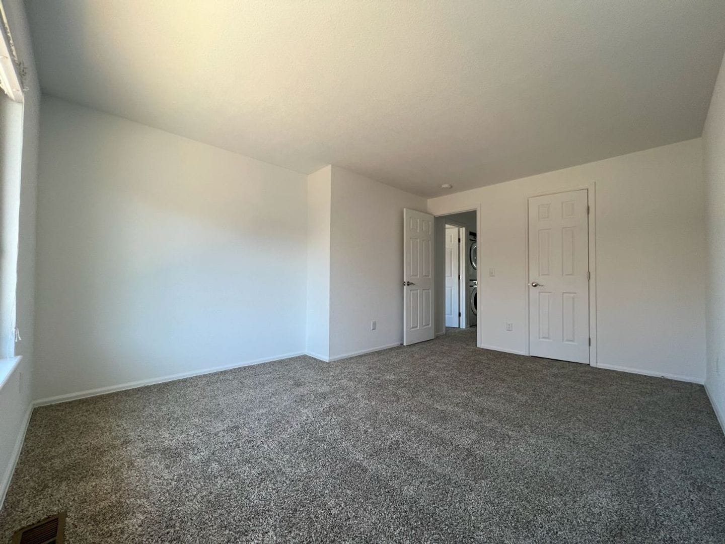 Building Photo - 304 S Taft Ct