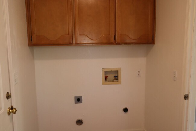 Building Photo - NEW A/C, Freshly Painted Inside and Outsid...