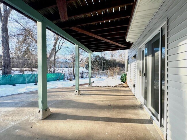 Building Photo - 11331 W River Rd