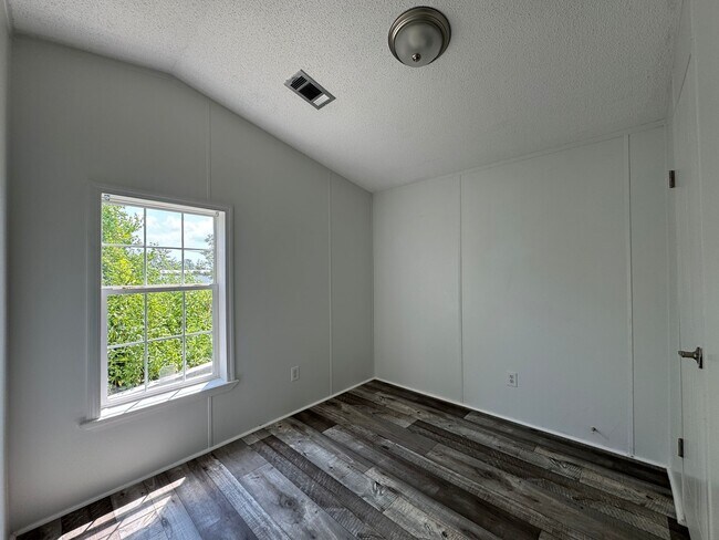 Building Photo - 16206 Wood Dr