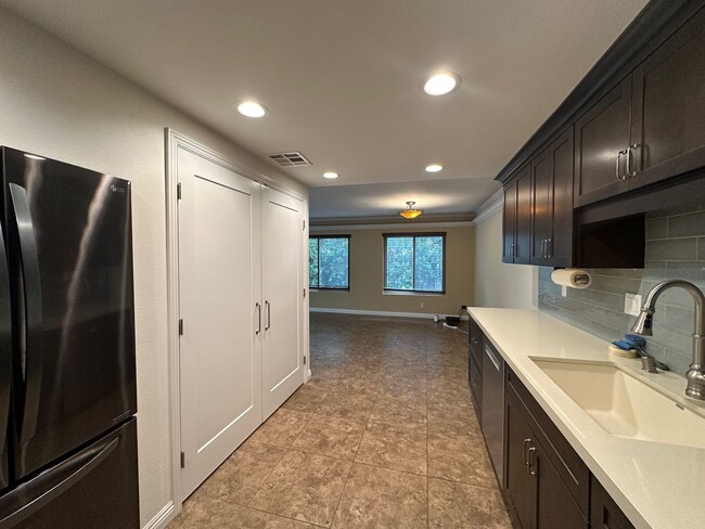 Building Photo - Spacious Townhome with Inviting Large Pati...