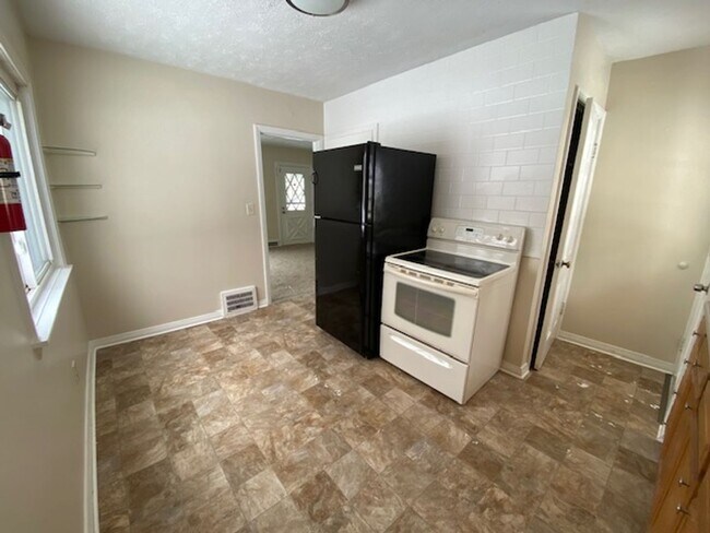 Building Photo - Cozy West Akron Ranch w/ Finished Basement & Garage