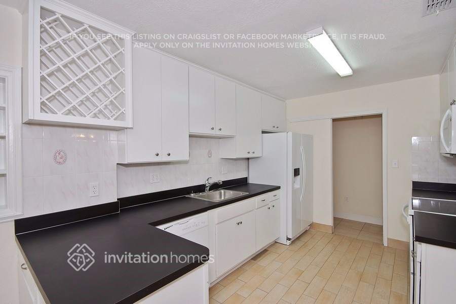 Building Photo - 840 Huntington Pl