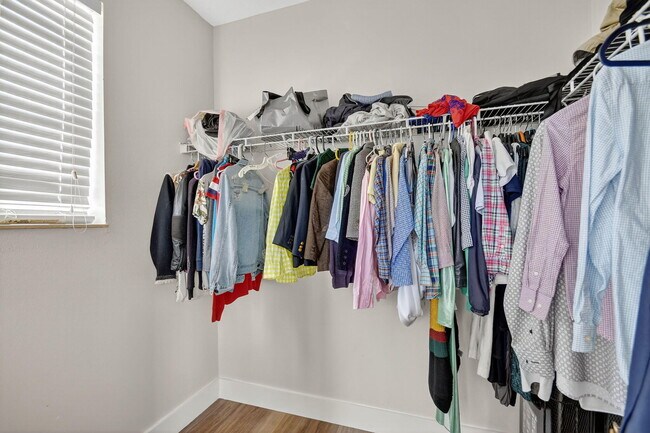 Building Photo - 9167 Oak Alley Dr