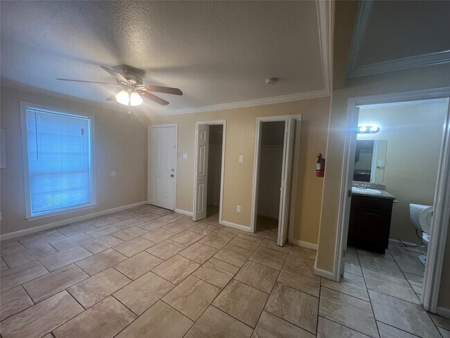 Building Photo - 10110 Westview Dr