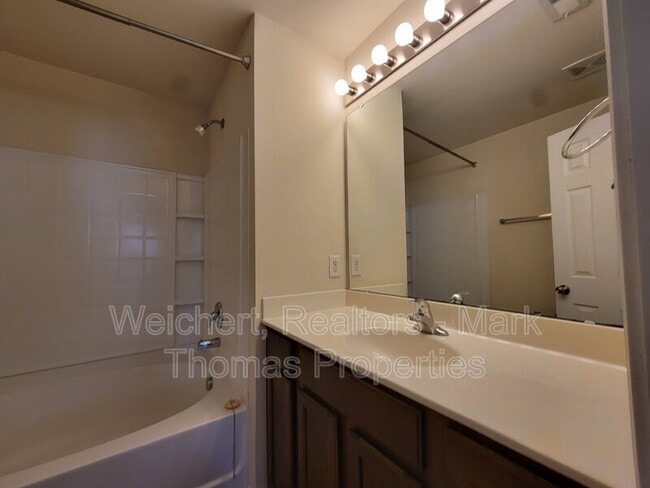 Building Photo - 100-251 Stratford Lakes Dr