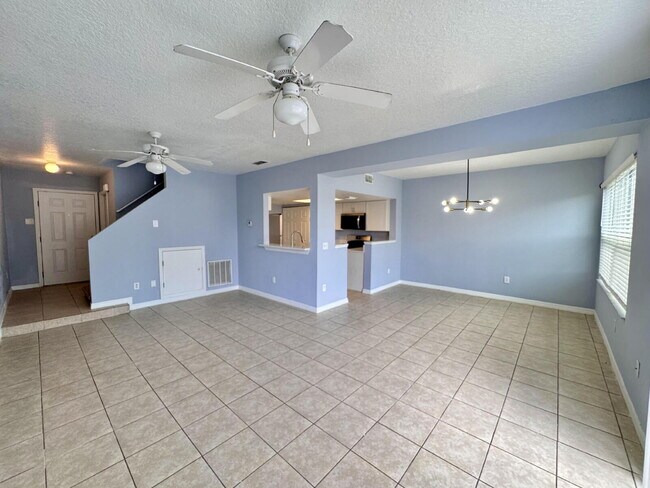 Building Photo - For Rent – Recently Renovated 3 Bed / 2 Ba...