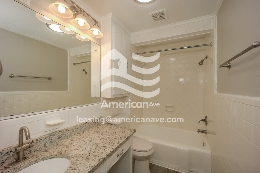 Building Photo - 206 E Crovat St