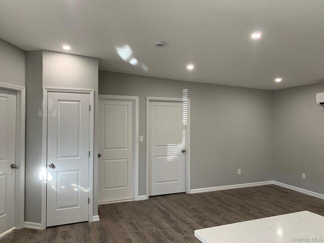 Building Photo - 21 Collegeview Ave