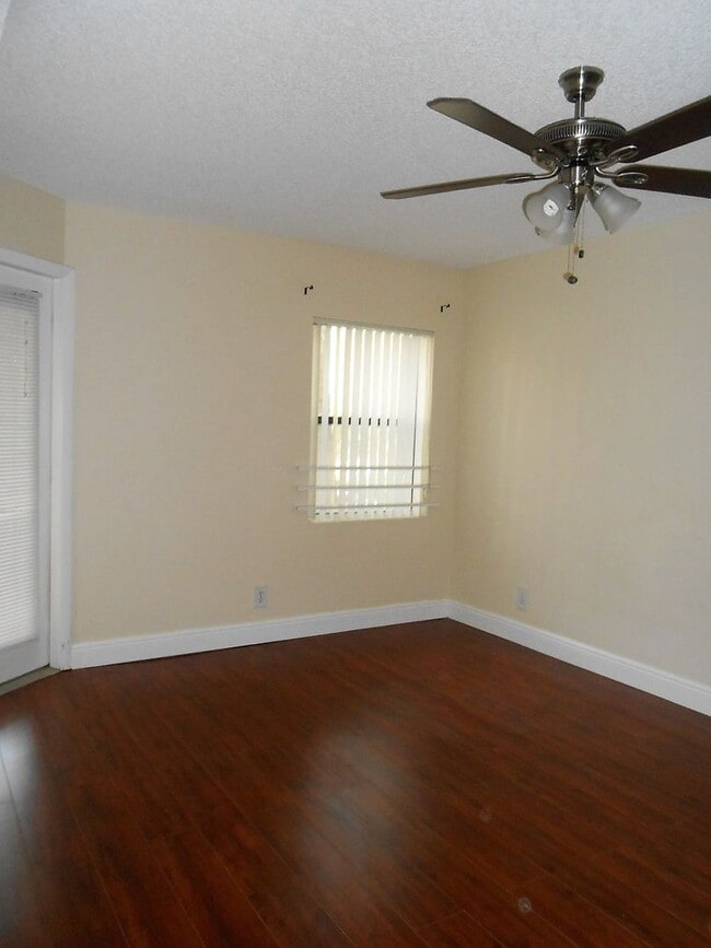 Building Photo - spacious 2 Bed / 2 Bath Condo