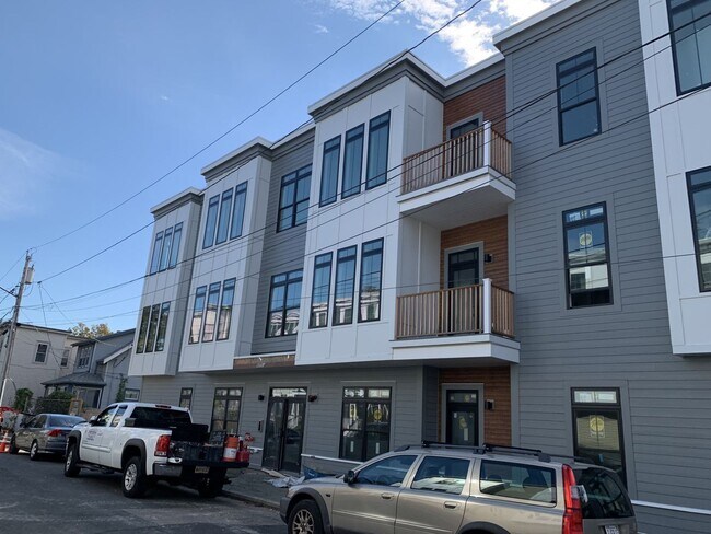 Building Photo - 151 Everett St
