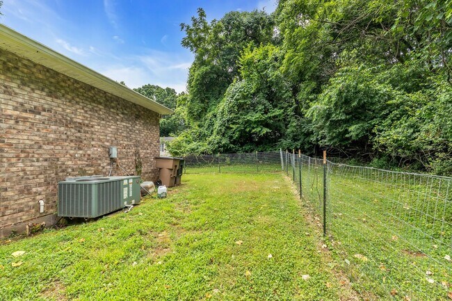 Building Photo - AVAILABLE JULY 10TH. 2 Bed 1 bath FOR LEASE in South Inglewood (East Nashville). $1750 Rent. Pets...