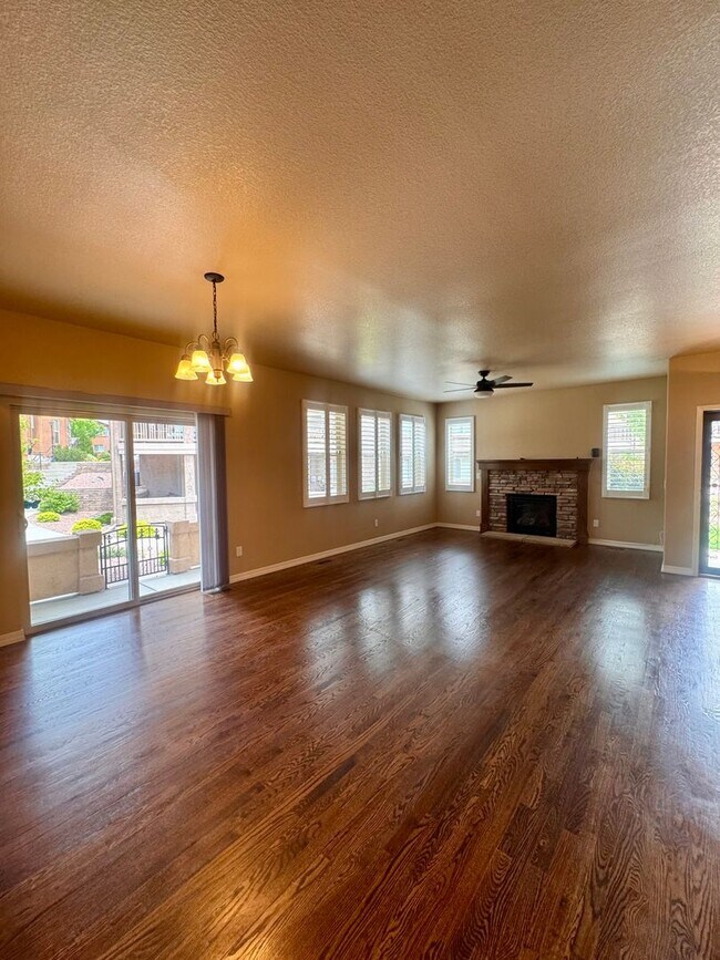 Building Photo - Gorgeous 4 Bedroom Townhome in Briargate