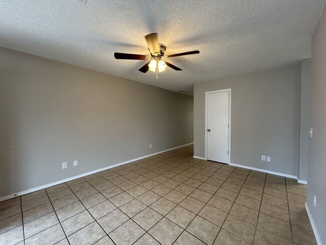 Building Photo - Minutes from Downtown Rogers – 2 Bed Apart...