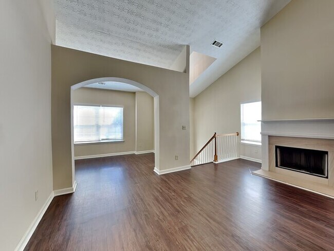 Building Photo - Charming 3 Bedroom 2.5 Bath Located in Riv...