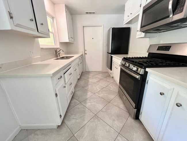 Building Photo - Fall Rental: Charming 2-bedroom, 1-bathroom duplex near UC Davis featuring central heating and ai...