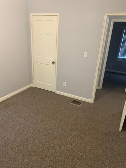 Building Photo - 1556 Thames Dr