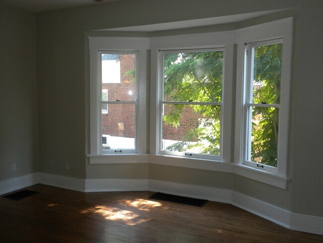 Building Photo - 3 bed/2 bath house - GRAD STUDENTS/PROFESS...