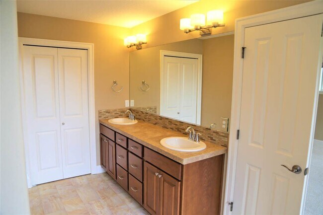 Building Photo - Nice 4bed/2.5 Bath Home, Gas Range