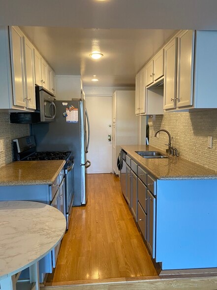 Building Photo - 10650 Holman Ave