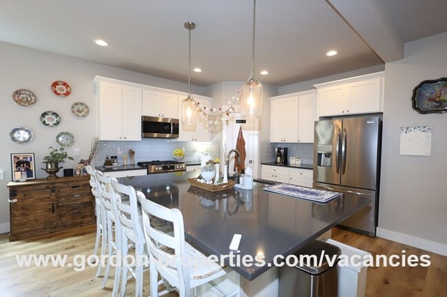 Building Photo - SE Golden Eagle Ln - 4 bedroom home in Hap...