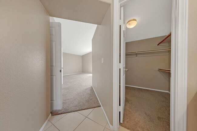 Building Photo - Green Valley Home! Beautiful &  Spacious! Stainless steel appliances! Washer & dryer! No pets!