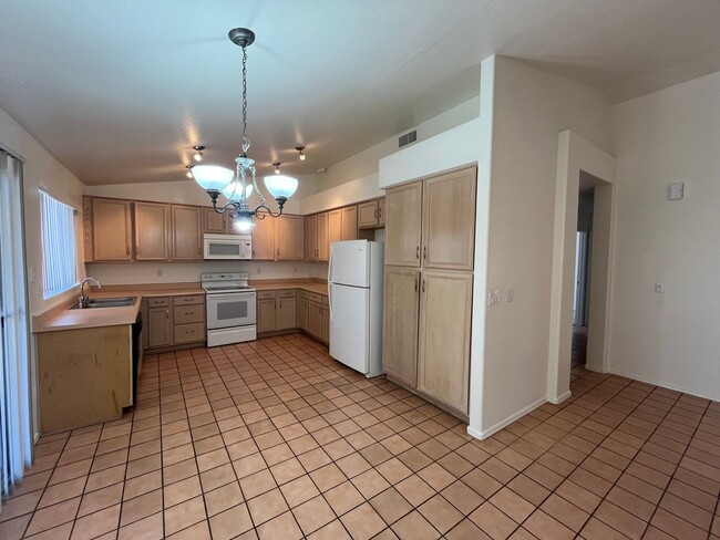 Building Photo - 4 Weeks of Free Rent! - Three bedroom Sing...
