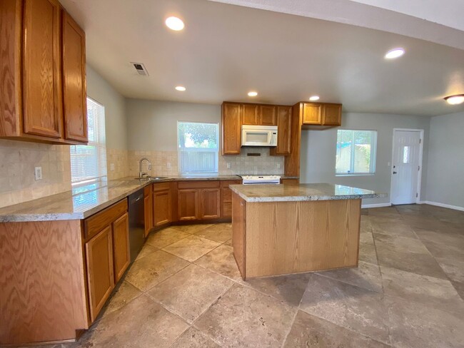 Building Photo - Charming 2 Bedroom Westside Petaluma Bungalow