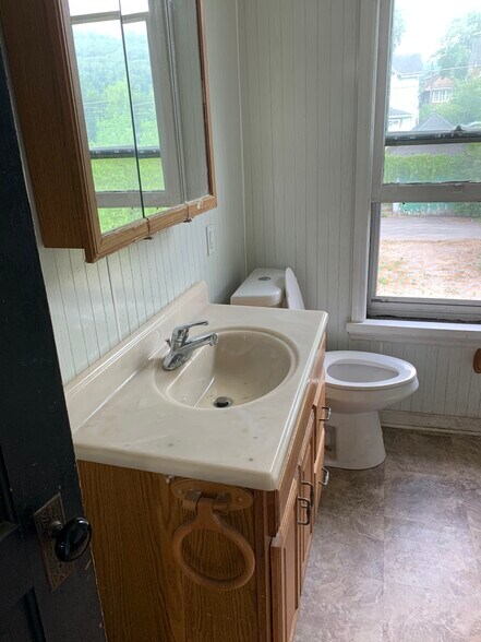 Building Photo - 422 Highland Ave