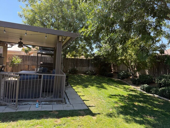 Building Photo - 5949 E Laurel Ave