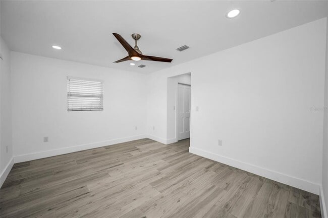 Building Photo - 14125 N Bayshore Dr