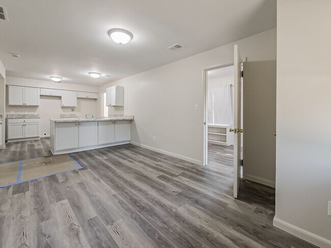 Building Photo - Freshly Updated 3-Bedroom Home in Farmington Hills!