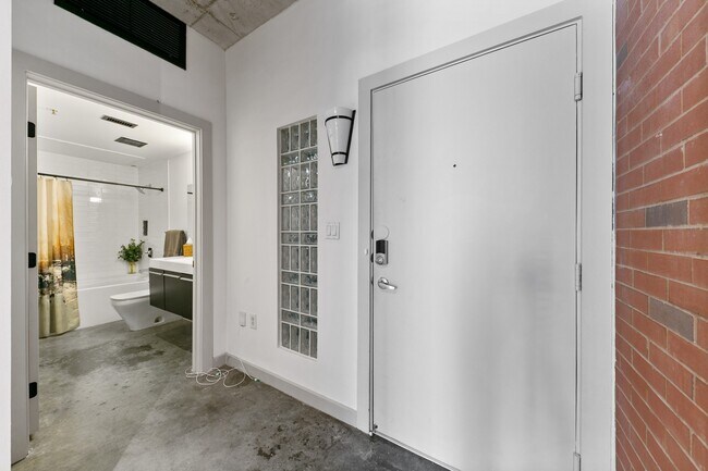 Building Photo - 2000 Bagby St