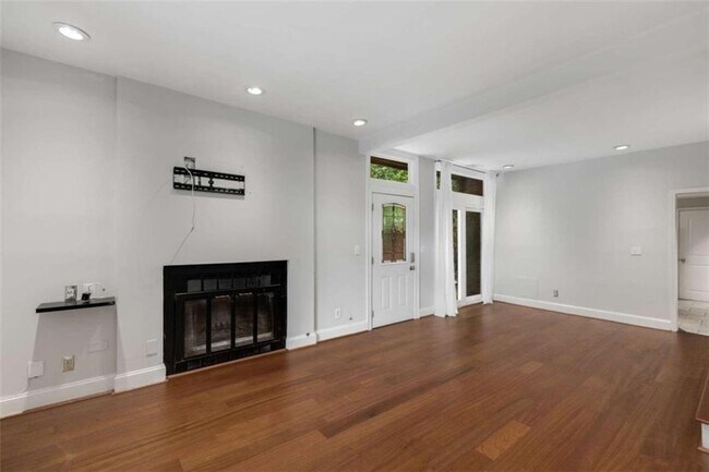 Building Photo - 654 Cleburne Terrace NE