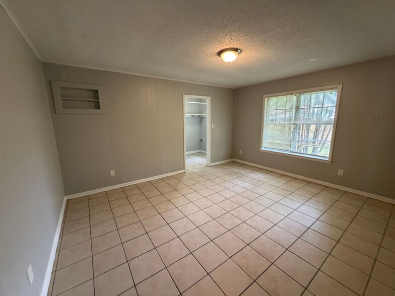 Building Photo - 5071 Gray Dr