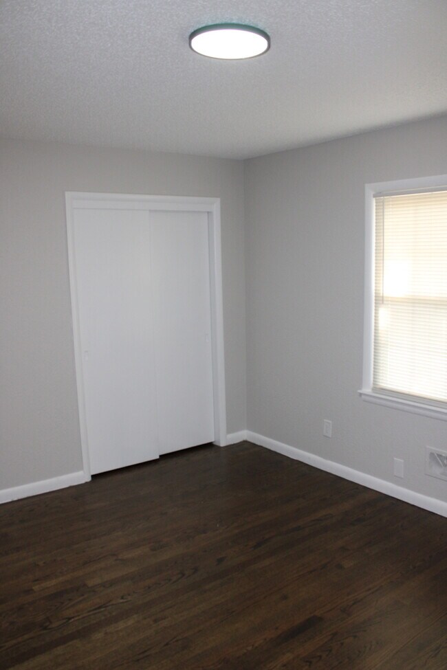 Building Photo - Spacious and beautiful 5 bedrooms and 2 full baths home located on E 47th St in Kansas City, MO