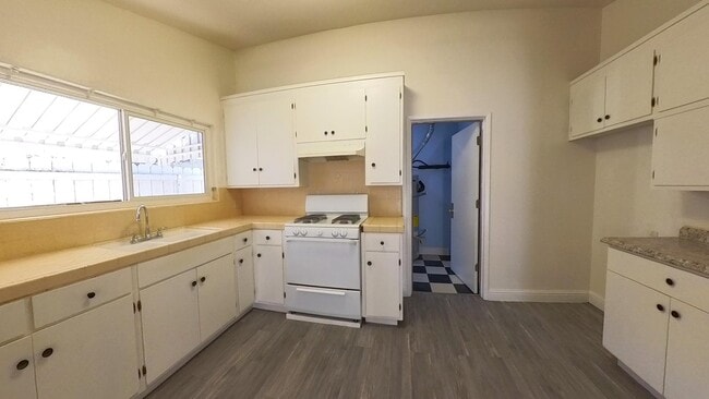 Building Photo - 3537 N San Joaquin St