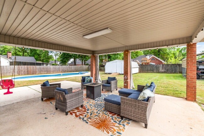 Building Photo - Great house with a pool in Satsuma!