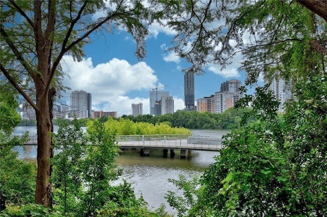 Building Photo - 500 E Riverside Dr