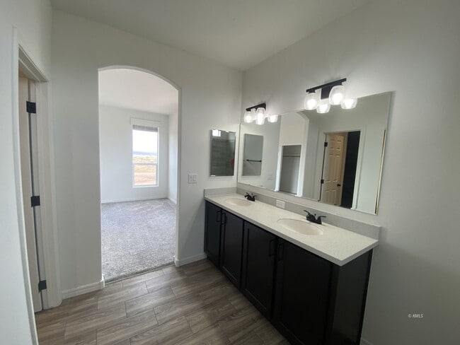 Building Photo - 2255 S Hopi Dr